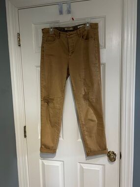 Lady’s cropped distressed jeans
